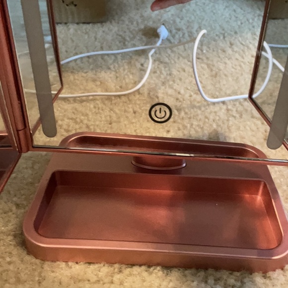 Trifold Vanity mirror - Picture 7 of 8